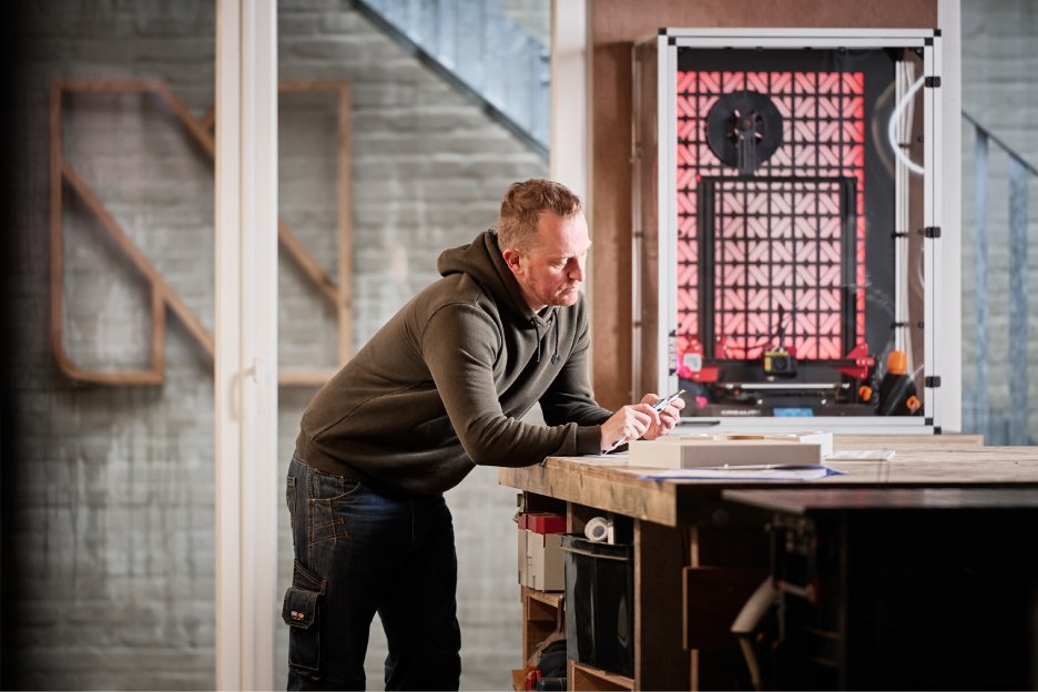 Nicolas Maréchal dans son atelier de fabrication et de prototypage à Liège