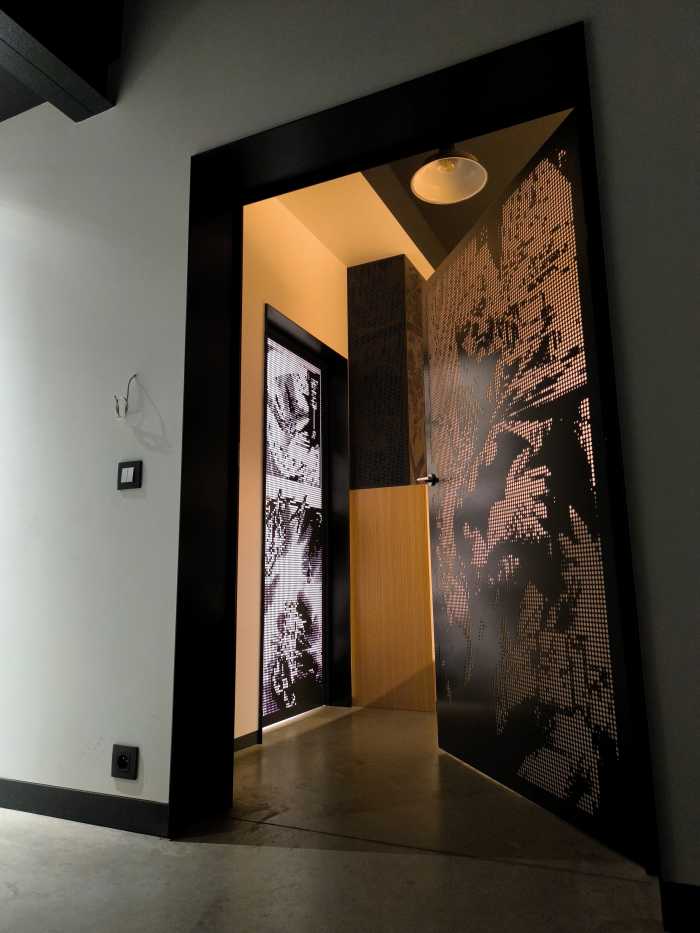 Porte avec décoration sur-mesure gravée