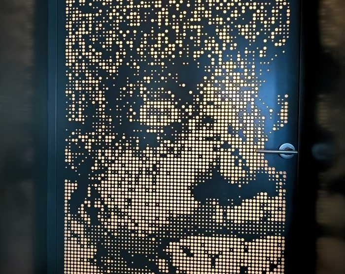 Porte personnalisée en métal gravé