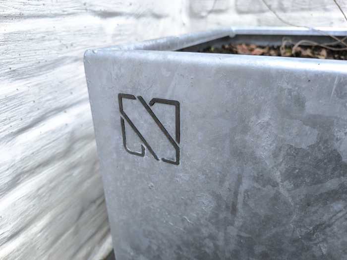 Logo métallique en gravure sur-mesure